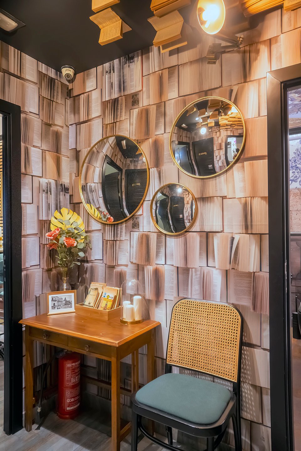 Image of the interior of a coffee shop.